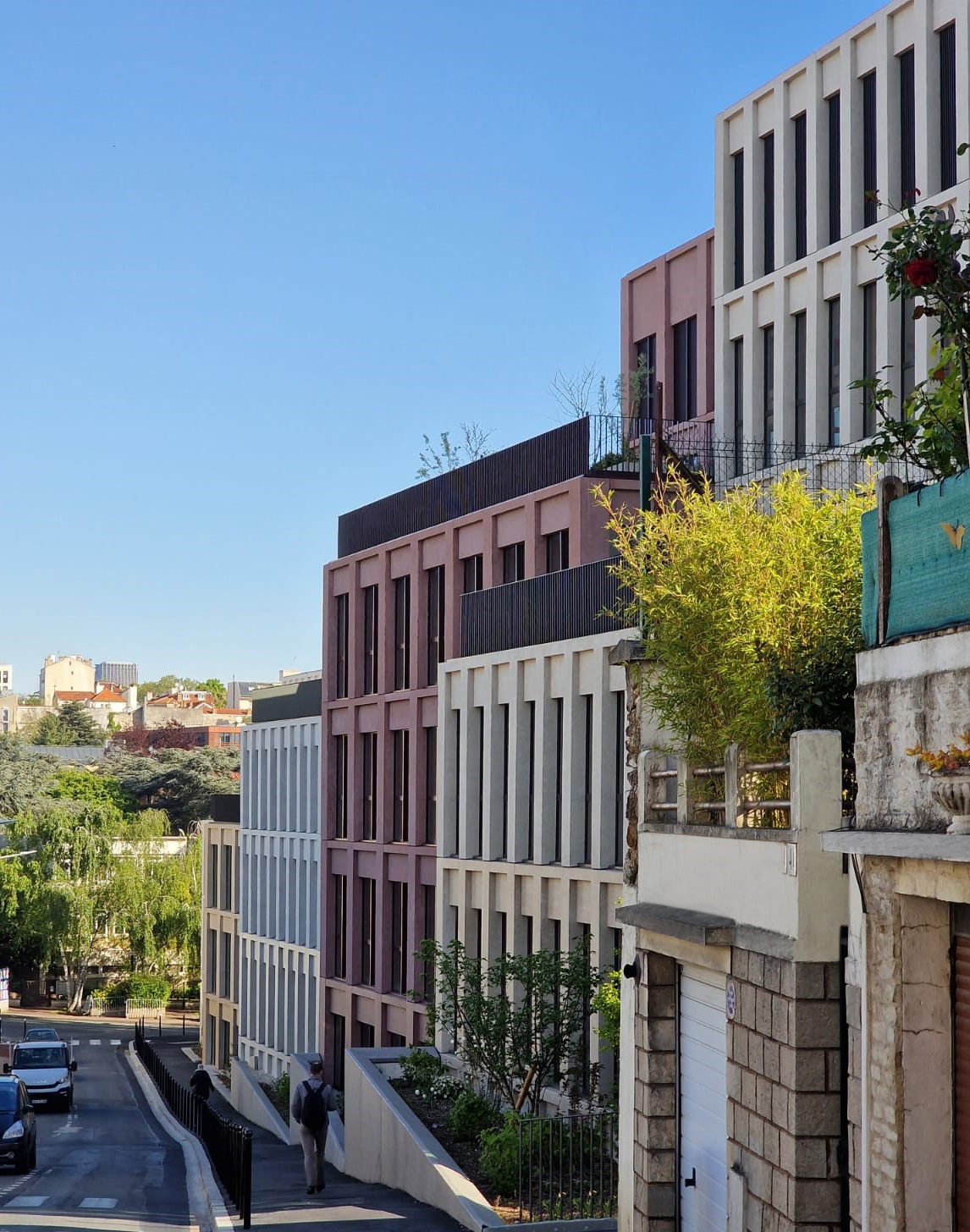 Le séquençage des teintes en façade différencie les plots tout en favorisant leur intégration dans le quartier.