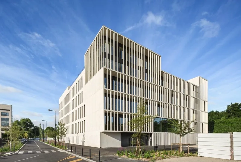  Face au futur parvis, le bâtiment s’impose comme une pièce phare du nouveau quartier.