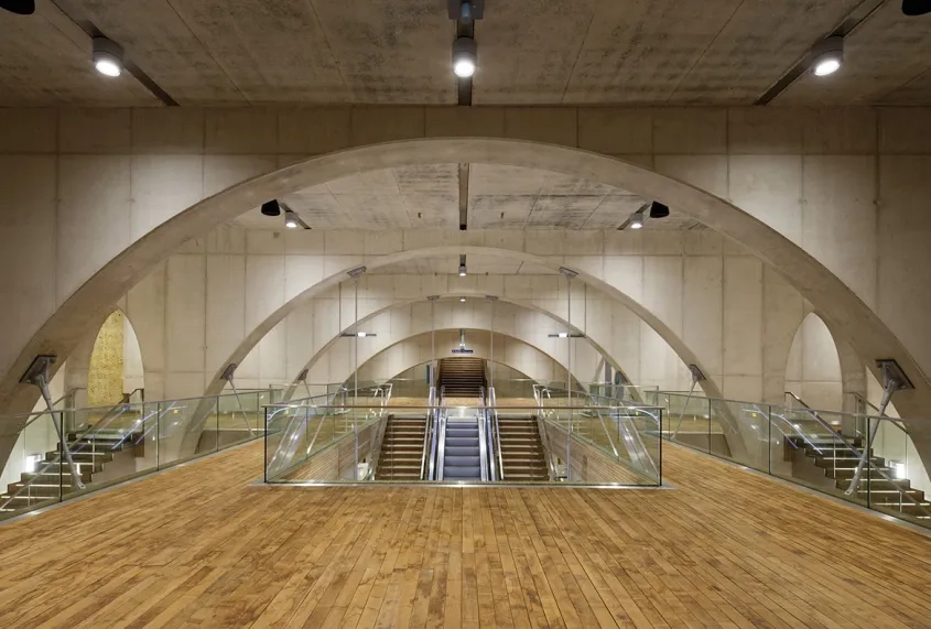 Gare de Viroflay rive gauche. La succession d’arches en béton de 20 m de portée, évidées pour laisser passer les escaliers.