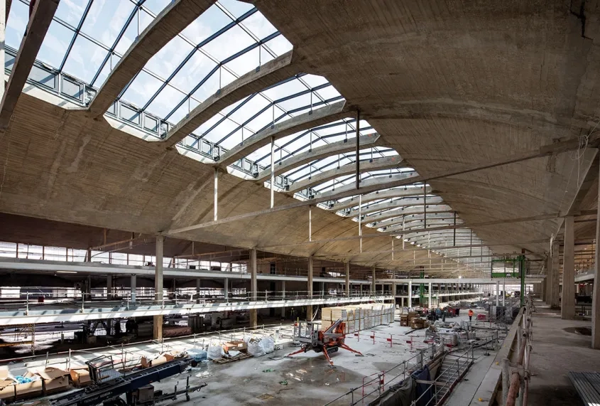 La halle se compose de trois nefs parallèles éclairées par des lanterneaux.
