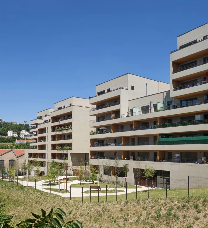 un jardin en pente longe l’opération au sud-ouest.
