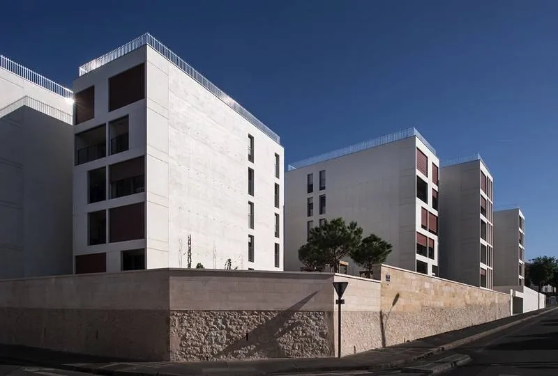 L’opération combine neuf immeubles plots implantés en retrait de la rue.