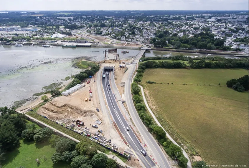 Le tunnel est situé à une cinquantaine de mètres en aval du pont de Kérino. pour conserver en permanence un accès à l’avant-port, sa réalisation, à l’abri de batardeaux, a été menée en plusieurs phases.