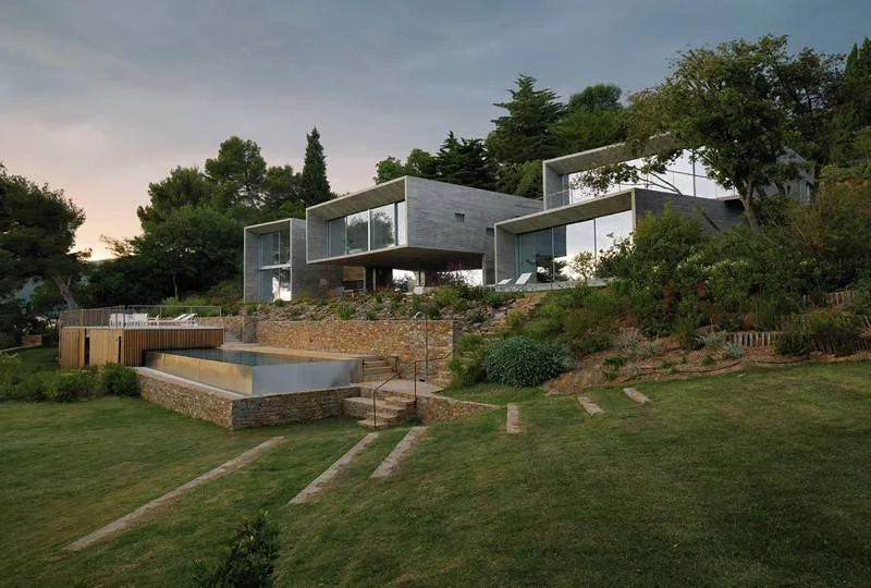 La maison est fractionnée en plusieurs volumes incrustés dans la pente.