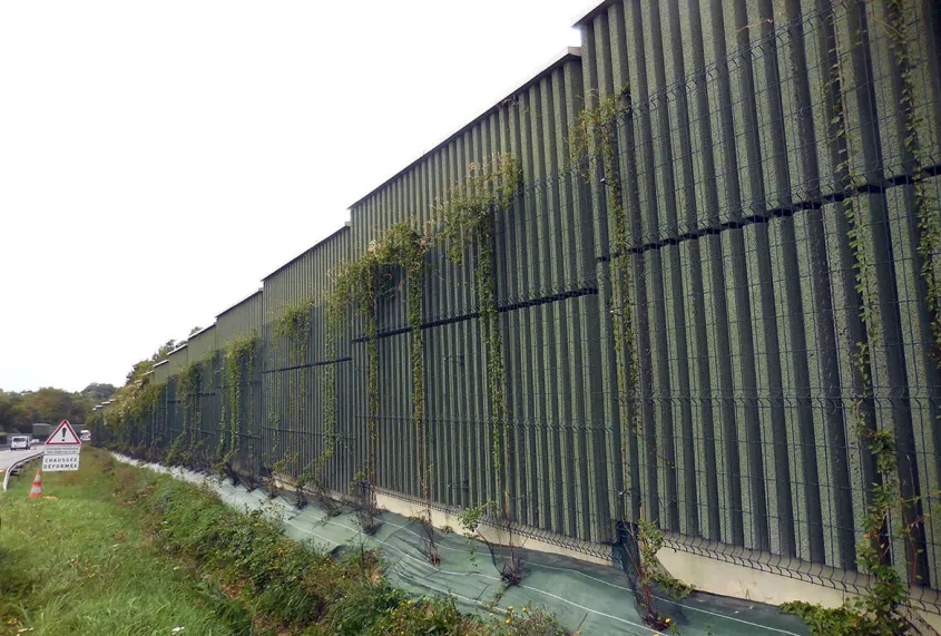 Quelque 30 000 m2 d’écrans SOUND TRAC ont déjà été installés en Île-de-France, notamment dans l’Essonne (à Lognes et à Saint-Michel-sur- Orge, le long de la RN 104, ainsi que depuis deux ans entre Arpajon et Longjumeau, sur la RN 20) ou dans le Val-de-Marne (à Orly).
