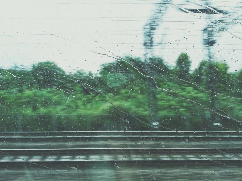 rails sous la pluie à trvaersvitre train By Jack-Catterall on Unsplash