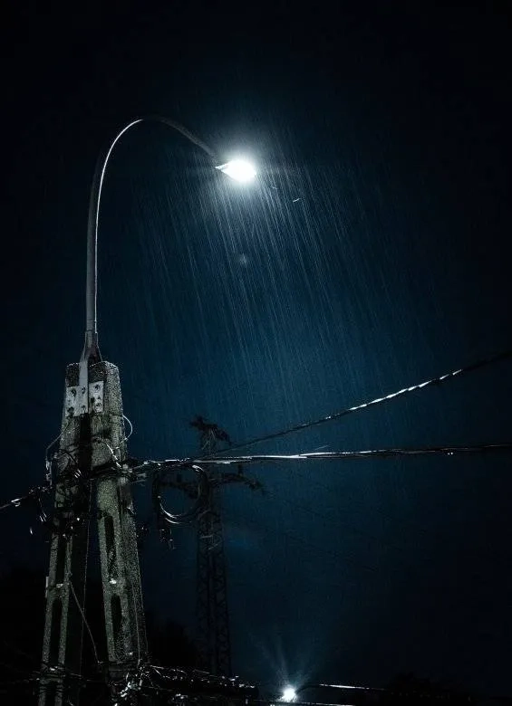 Eaux de pluie vu à la lumière d'un lampadaire by Norbert-Toth on Unsplash