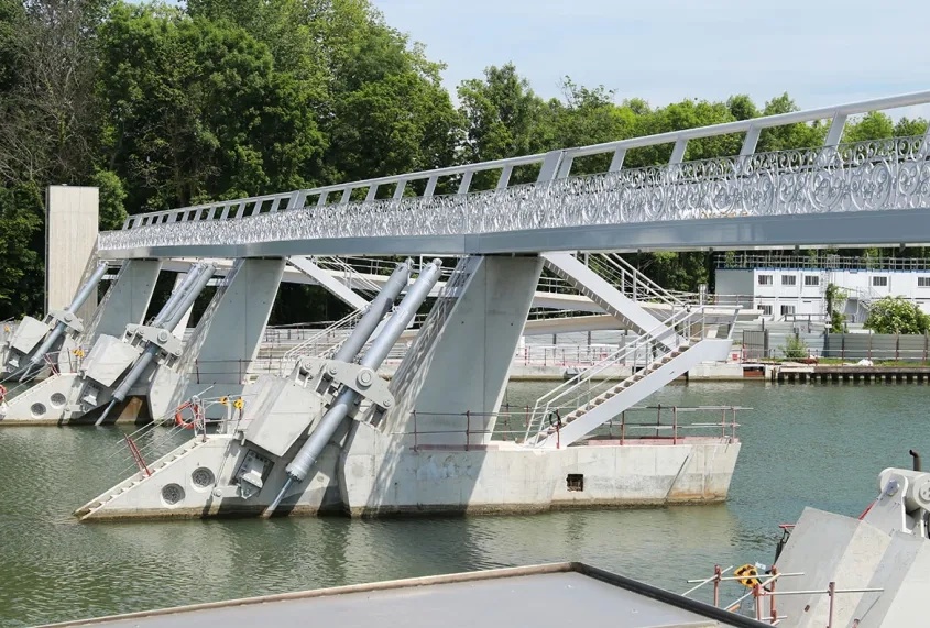 Vue du nouveau barrage de vives-eaux et de la passerelle accessible au public.