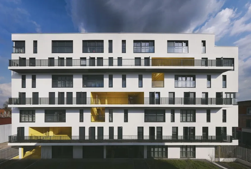 L’immeuble haut est desservi par des coursives donnant sur le jardin aux étages impairs, et sur la future voie prévue par la ville pour les étages pairs.