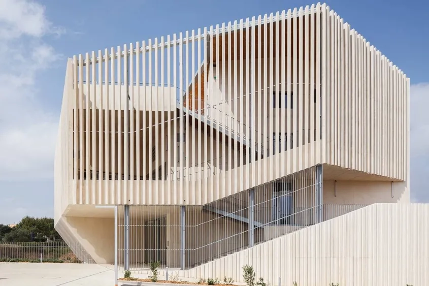 La finesse de l’écriture architecturale est due  à la corres- pondance parfaite entre le traitement des parties pleines en béton matricé à bandes verticales et celui des lames préfabriquées formant les claustras.