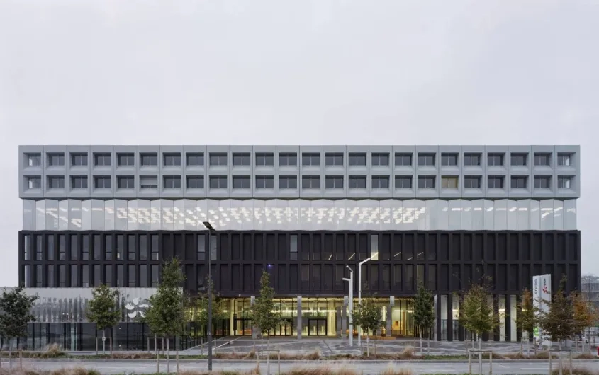 Le bâtiment central composé de 3 strates horizontales marquées par un changement de rythme des ouvertures et un matériau différent correspondant à la répartition du programme par niveaux.