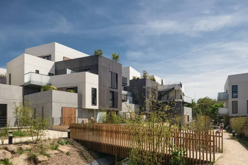 Les architectes ont laissé la part belle aux espaces verts. un petit cours d’eau traverse le cœur de la résidence.