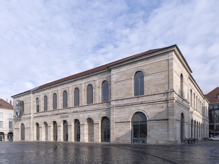 depuis 1843, le musée des Beaux-arts et d’archéologie est installé, en plein centre- ville, dans le bâtiment de la halle aux grains, conçu par l’architecte Pierre Marnotte.
