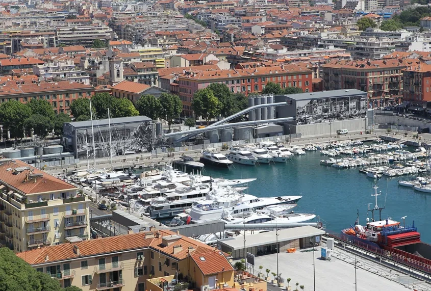 Port de Nice : la centrale à béton dissimulée par des bâches couvertes de reproductions de photos. Future implantation de la station Quai Cassini.