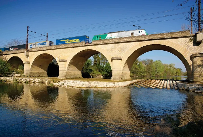 La passe à poissons, large de 10 m et longue de 22 m, a été créée sous la deuxième arche d’un viaduc situé sur la ligne Nîmes – Montpellier.