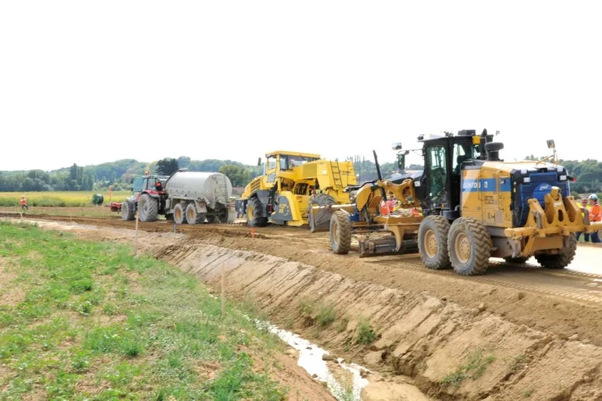 L'atelier de retraitement du groupement E26-Guintoli (groupe NGE), en cours d'intervention. Il était constitué d’un malaxeur Bomag RS 650, alimenté par une citerne d’eau. Le liant hydraulique retenu pour le retraitement était du Rolac Optimum LT, à raison de 38 kg/m² (traitement à 5 %). Humidification : 40 litres d’eau au mètre carré.