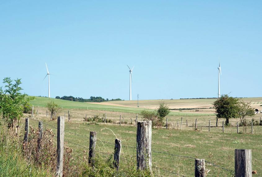 Trois éoliennes Enercon E82/2300 implantées au nord-est de la commune de Joux-la-Ville (Yonne). À terme, 27 éoliennes seront construites dans les environs.