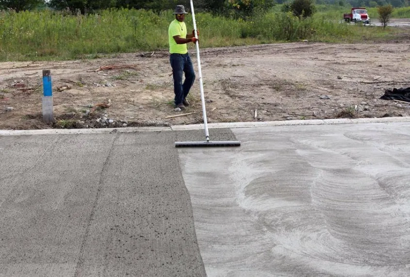 BCR Surface Pro s’applique sur la surface juste avant le passage de la truelle mécanique, avec un pulvérisateur à grand débit. Il permet au béton d’être taloché n, avec suffisamment de pâte cimentaire en surface pour recevoir une Finition balayée traditionnelle.