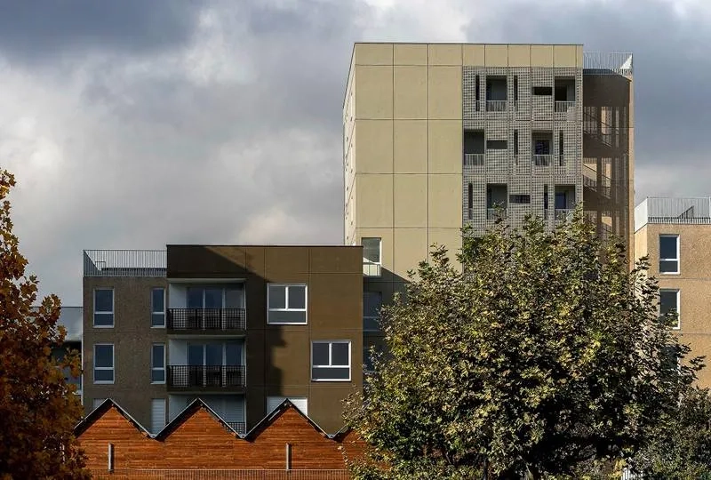 Façade est : chaque plot est marqué par une teinte différente