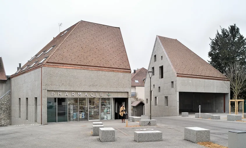 Une place restructurée, une halle, un immeuble