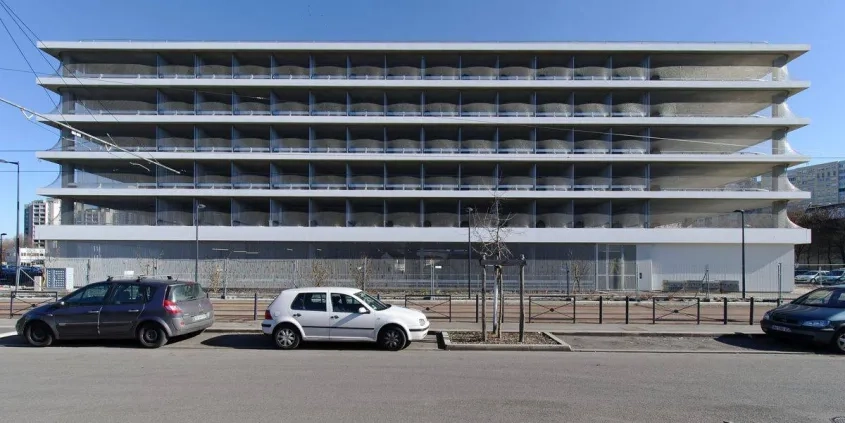 Le bâtiment est rythmé par les lignes des plateaux de stationnement, peintes en blanc.