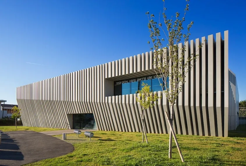 ciselée dans le béton, la géométrie dynamise l’architecture.