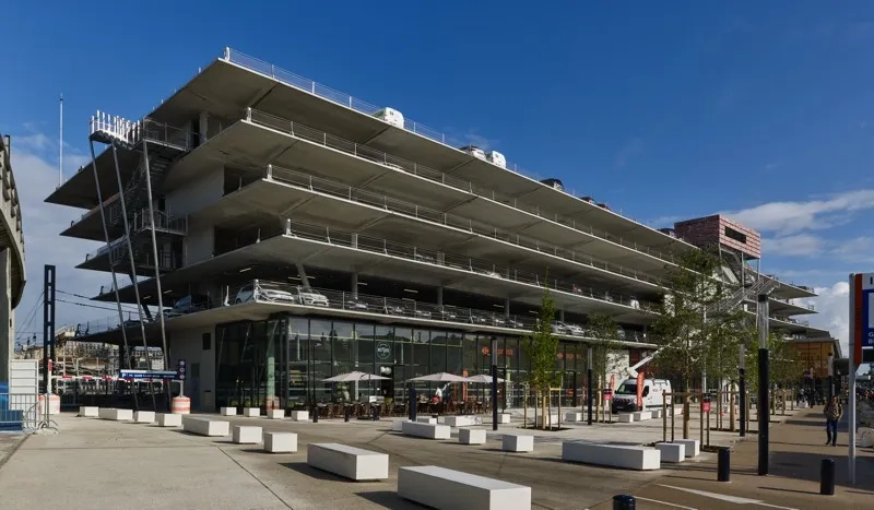 Les grands plateaux de béton aux rives a nées donnent une impression de légèreté.
