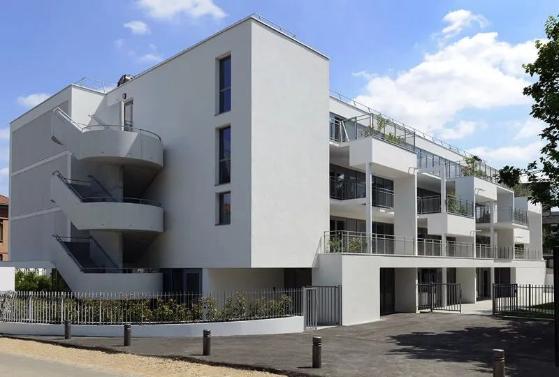 En façade ouest, des « jardins suspendus » permettent aux résidents un contact direct avec la nature.