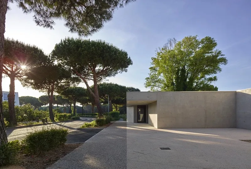 Matérialisé par un sol en béton désactivé teinté, le parvis du bâtiment s’ouvre sur la ville.