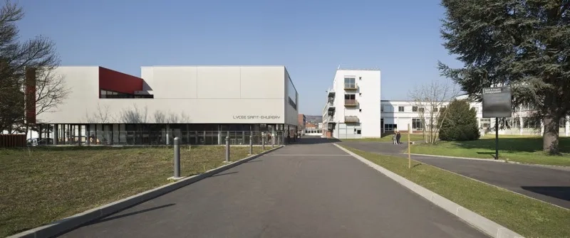 Le bâtiment neuf, central et fédérateur, regroupe des espaces de vie collective.