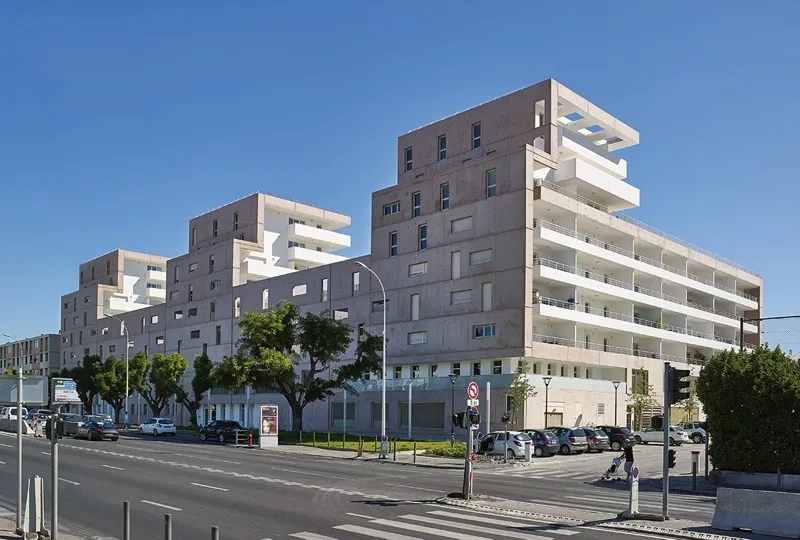 Le long du boulevard Schloesing, le bâti est renforcé pour constituer un front, comme un bouclier acoustique. le bâti est continu sur les 4 premiers niveaux, alors que les quatre niveaux supérieurs se développent en trois plots.