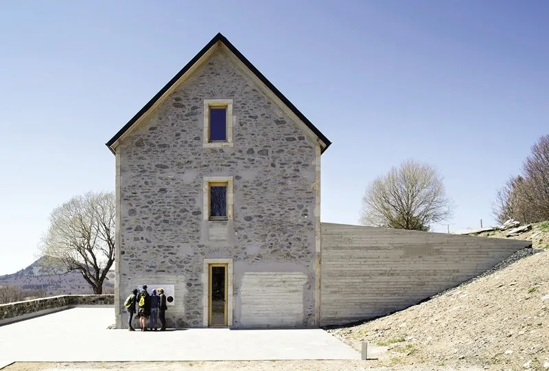 Vue de la façade est. La création d’une extension contemporaine sur l’arrière du bâtiment o re une salle d’exposition supplémentaire.