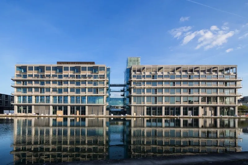 Construit durant les années 1930, l’ouvrage de béton brut développe 130 m de façades le long du canal de l’ourcq.
