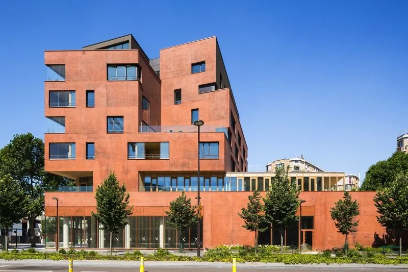 La profondeur vibratoire du béton teinté dans la masse donne vie et chaleur aux façades.