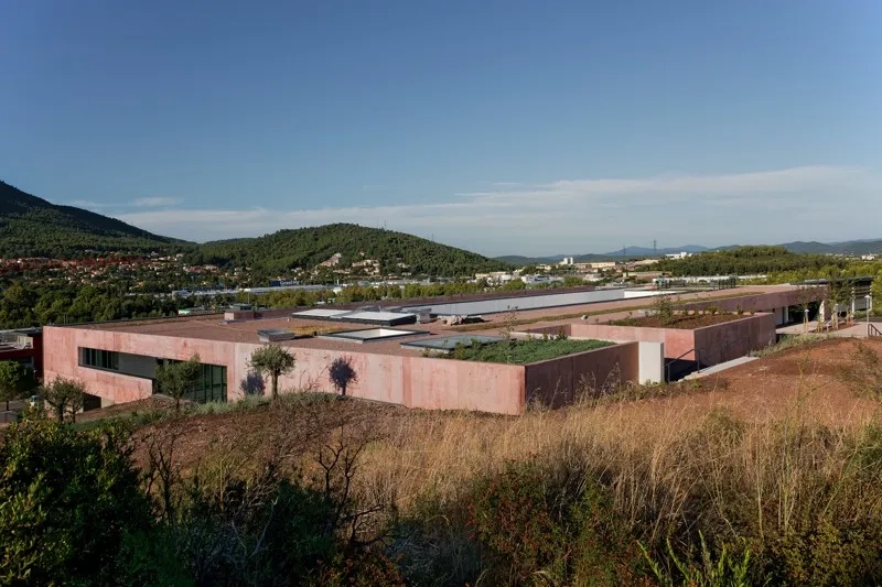 Calé dans la pente, le bâtiment propose des toitures belvédères pour mettre en scène le paysage lointain.
