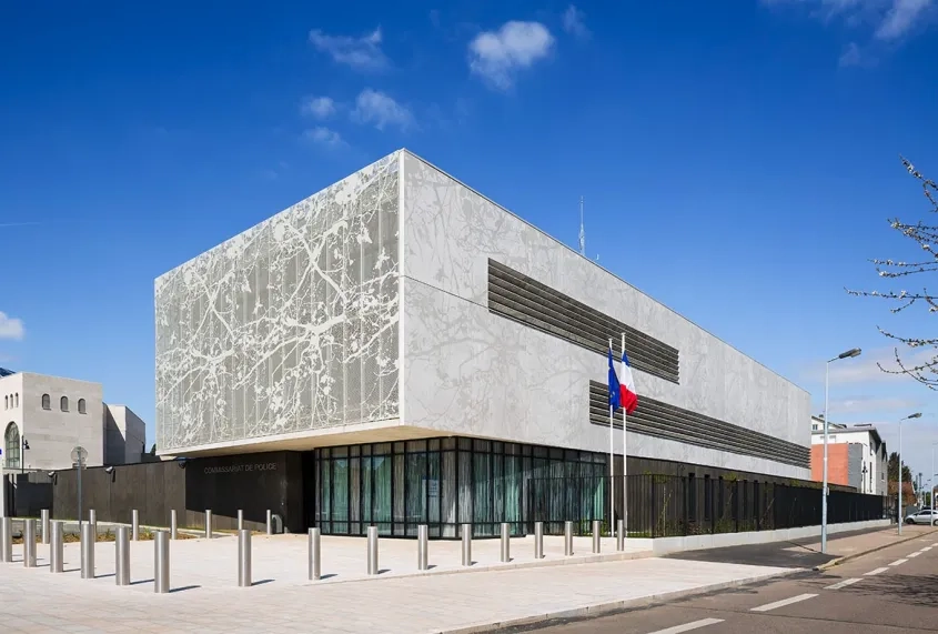 Le volume de béton des niveaux supérieurs semble décollé du sol grâce au soubassement vitré.