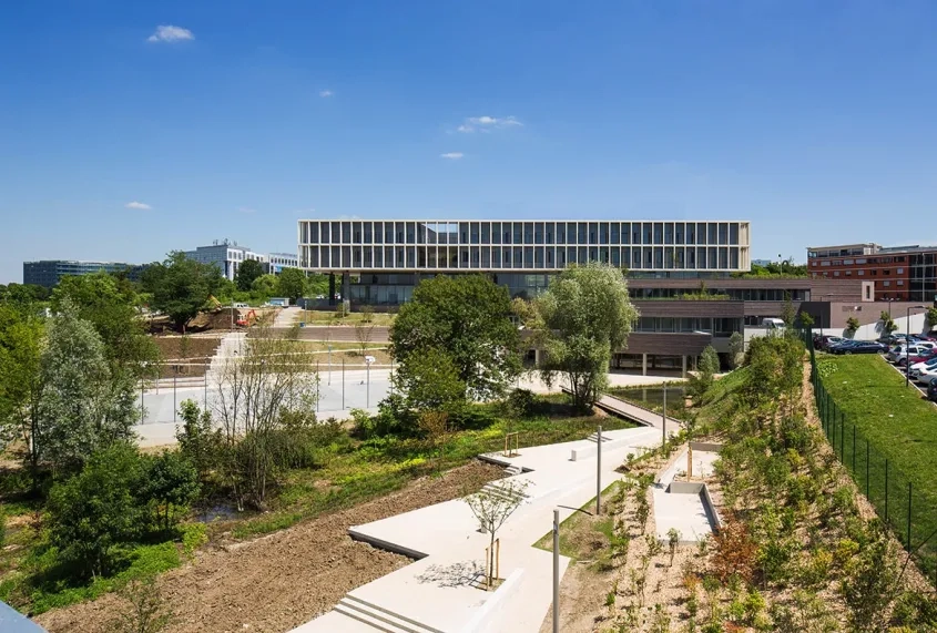 Façade ouest de l’établissement vue depuis l’internat. Le jardin paysager accompagne la déclivité du terrain.