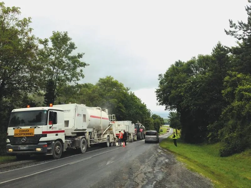 Chaque rive de la RD1 a été retraitée de façon distincte, en fonction des dégradations constatées. Cela a permis de réaliser le chantier sous circulation.