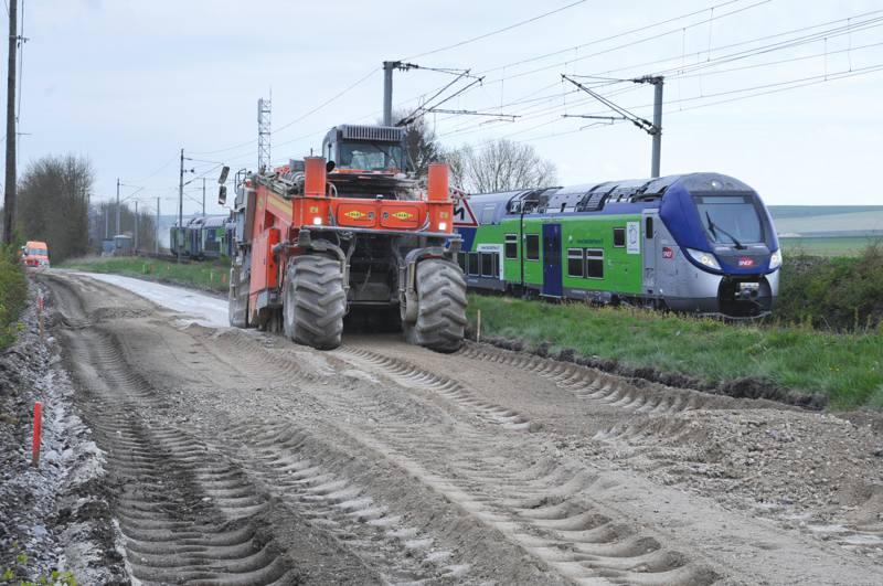 Une partie du chantier de retraitement en place à froid au liant hydraulique se situait le long de la voie ferrée empruntée par les TER de la région Hauts-de-France.
