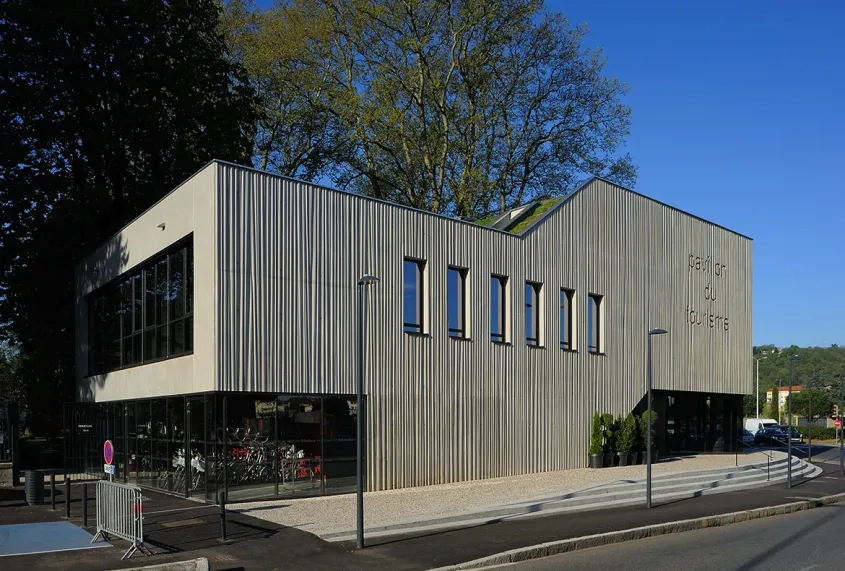 L’enveloppe en béton du bâtiment accompagne le porte-à-faux de l’étage, tendu vers le rhône.