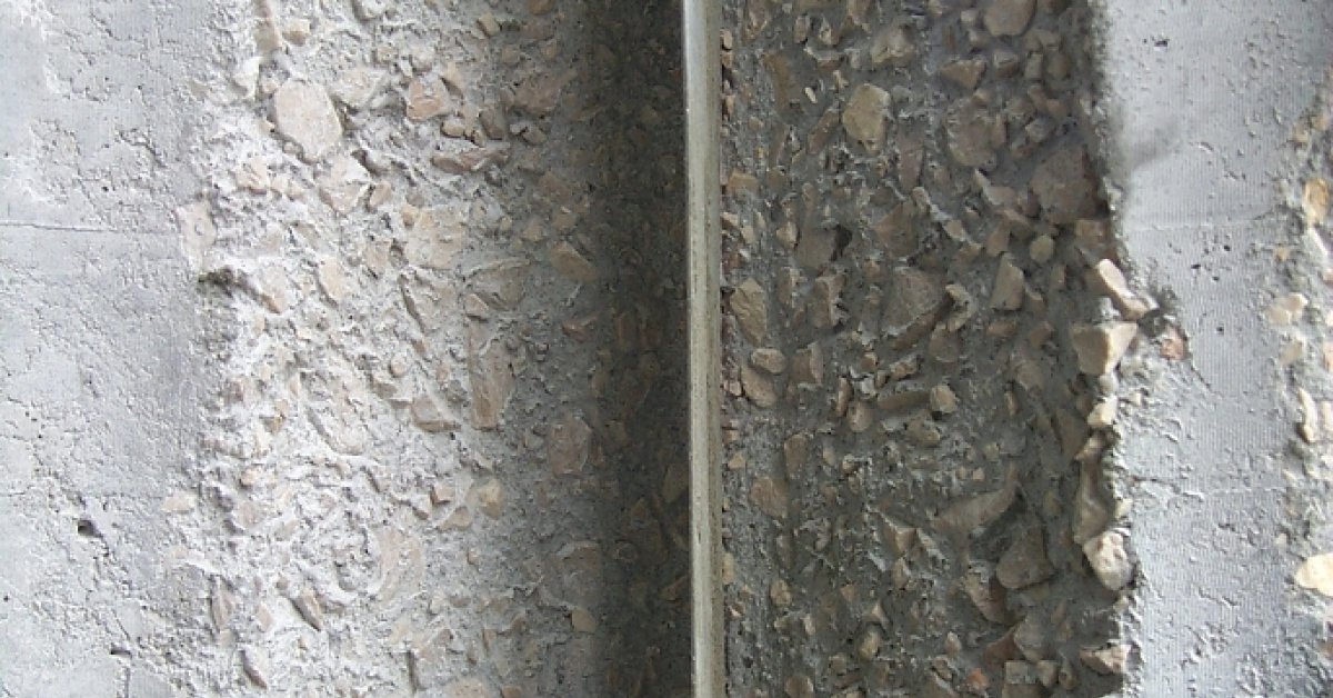 gros plan de mousse sèche sur un mur de fissures en ciment blanc