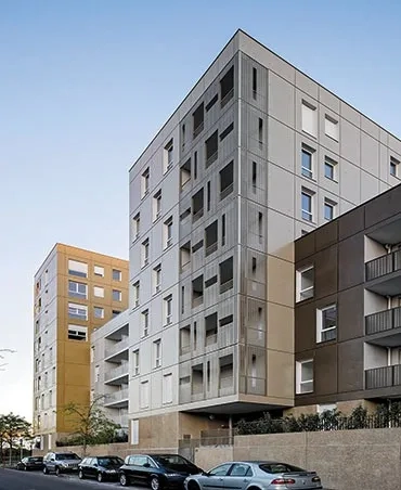 Les différences de niveau des immeubles permettent de démultiplier les façades et les orientations. Les différences de niveau des immeubles permettent de démultiplier les façades et les orientations.