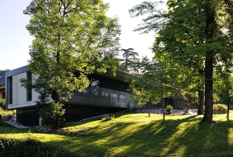 La maison tourne volontairement le dos aux constructions avoisinantes, côté nord, a n d’orienter tous les espaces vers le sud et les vues dégagées sur le paysage. La toiture- terrasse est entièrement végétalisée de façon intensive. La maison tourne volontairement le dos aux constructions avoisinantes, côté nord, a n d’orienter tous les espaces vers le sud et les vues dégagées sur le paysage. La toiture- terrasse est entièrement végétalisée de façon intensive.