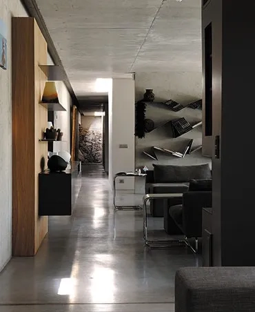 Côté est, le couloir cadre une vue sur le rocher, sur lequel s’adosse la maison. Côté est, le couloir cadre une vue sur le rocher, sur lequel s’adosse la maison.