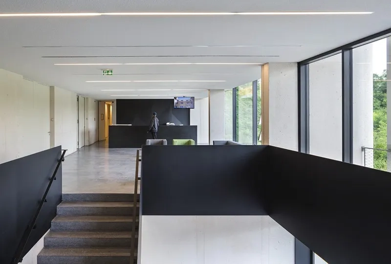 Le hall d’accueil est aménagé au premier niveau. Le hall d’accueil est aménagé au premier niveau.