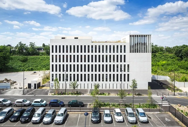 Le dessin des façades en béton poncé exprime la rigueur du plan. Le dessin des façades en béton poncé exprime la rigueur du plan.
