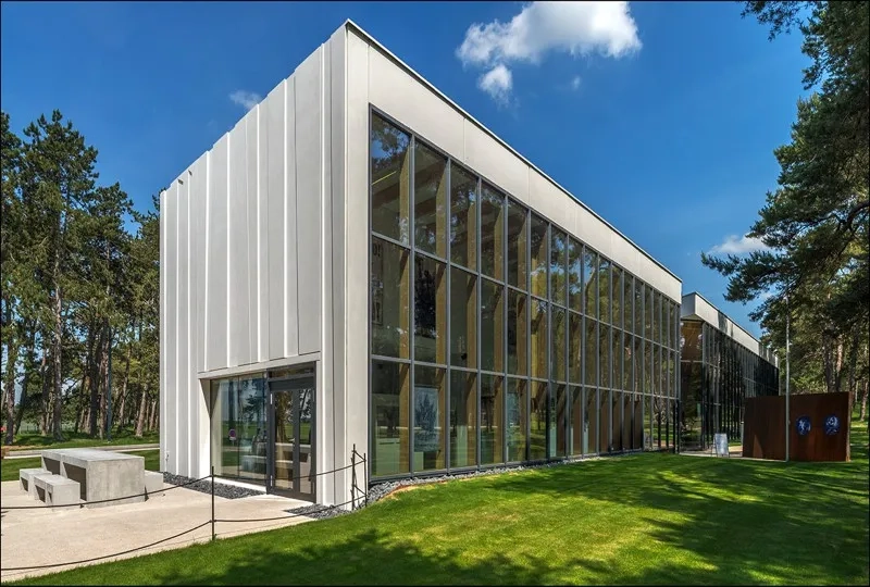 Façade ouest, le volume de béton se creuse face à la forêt. Façade ouest, le volume de béton se creuse face à la forêt.