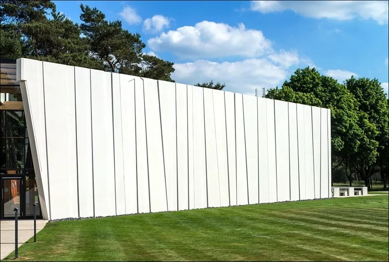 Une modénature de façade en symbiose avec les troncs des arbres avoisinants. Une modénature de façade en symbiose avec les troncs des arbres avoisinants.