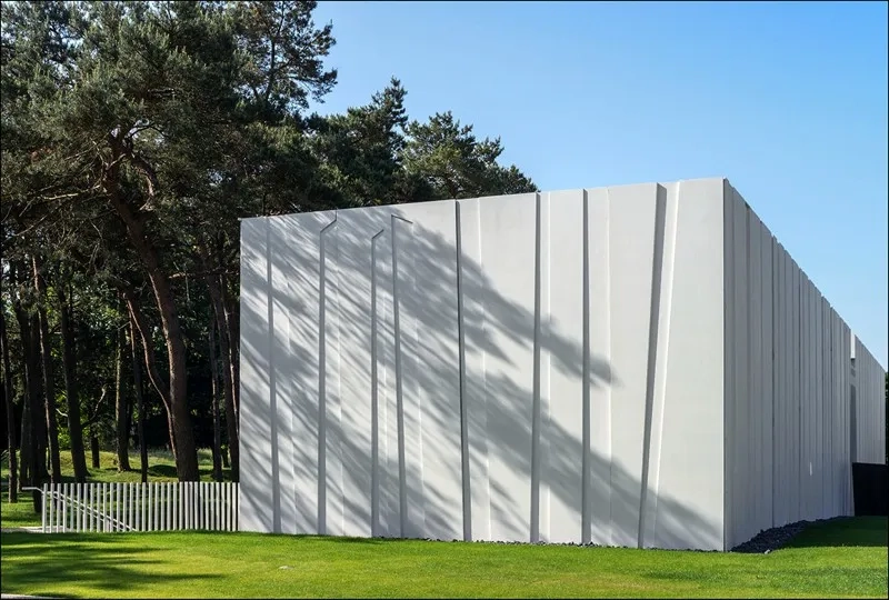 Une architecture du détail aboutissant à un volume épuré aux lignes nettes. Une architecture du détail aboutissant à un volume épuré aux lignes nettes.