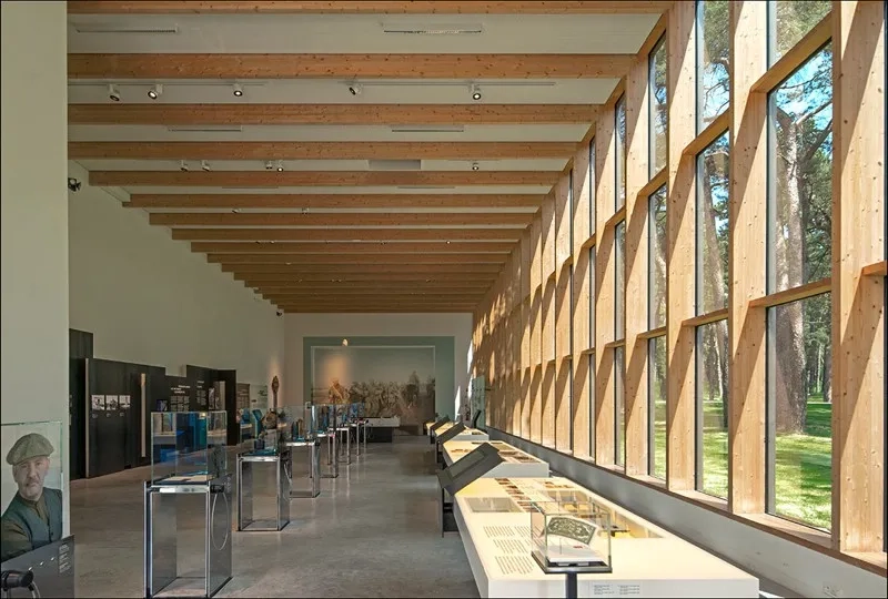 La salle d’exposition communie avec la forêt et le champ de bataille. La salle d’exposition communie avec la forêt et le champ de bataille.